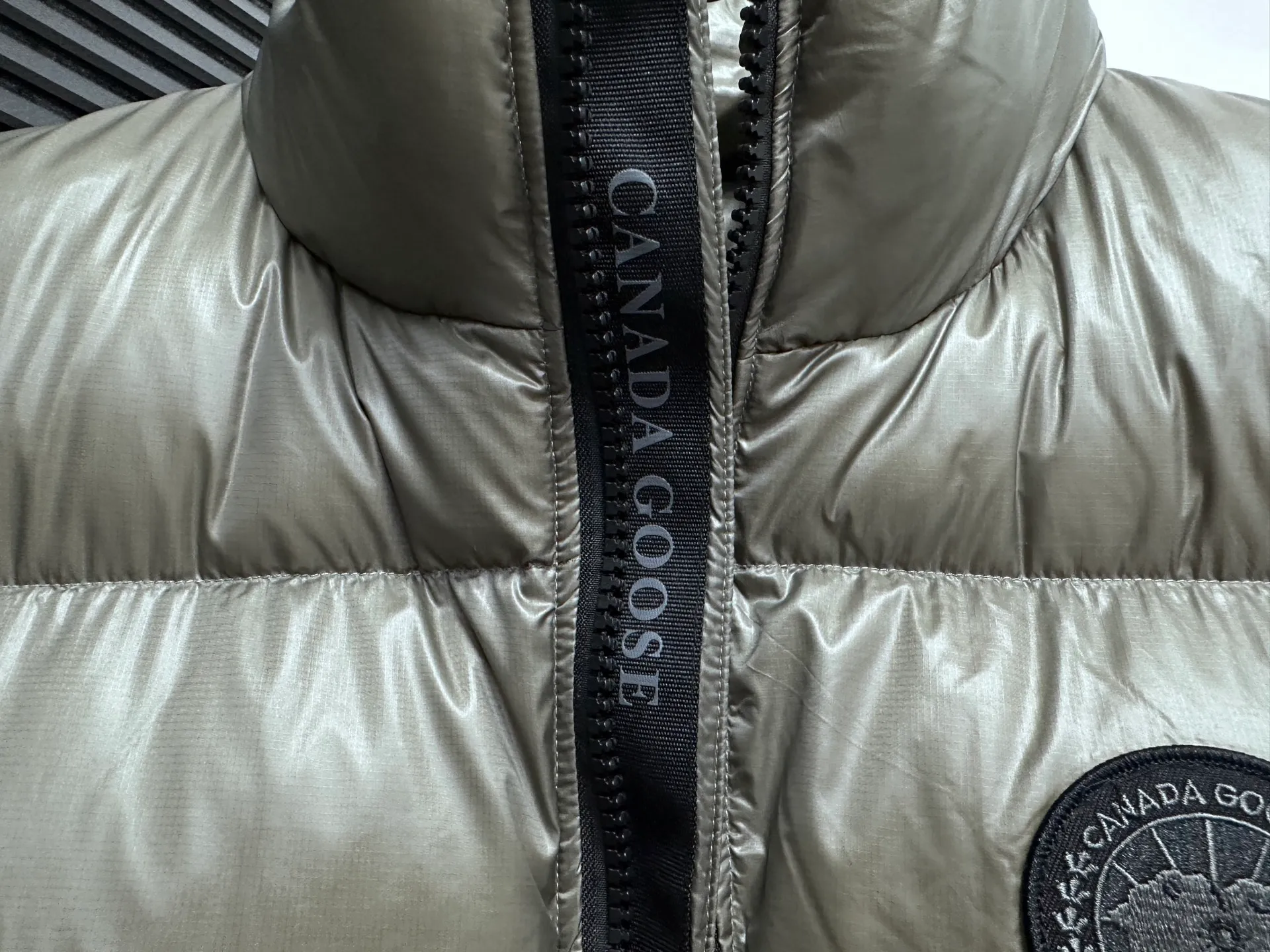 P560 [Canada Goose] Big Goose🦢Puff Down Vest has always been recognized as the warmest down jacket. Various Instagram celebrities, Internet celebrities, and celebrities often wear it for street photos. I make Canada Goose every year, but I still can't get rid of my love for it. No matter how cold the days are, there is no need to be afraid, because there is! Filled with 90% white duck down, it is the legendary warmest down jacket and is known as a must-have for Arctic outdoor sports! The most popular down jacket in the world, celebrities are rushing to buy it, it is a must-have! Size: XS-XL